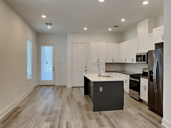 Photo - 221 Oriole St