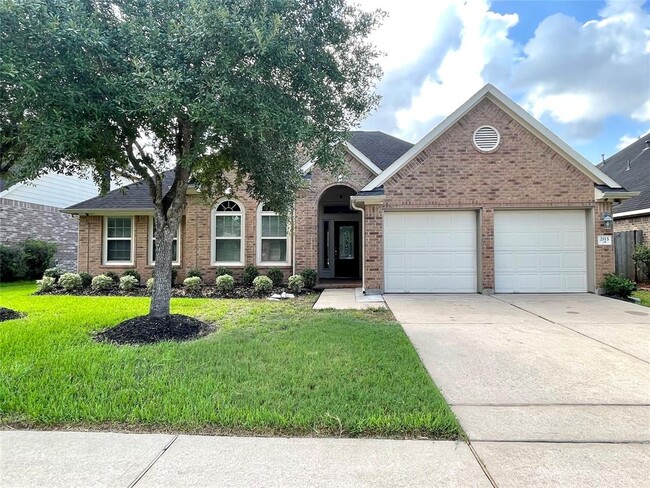Photo - 2115 Mooncrest Dr House