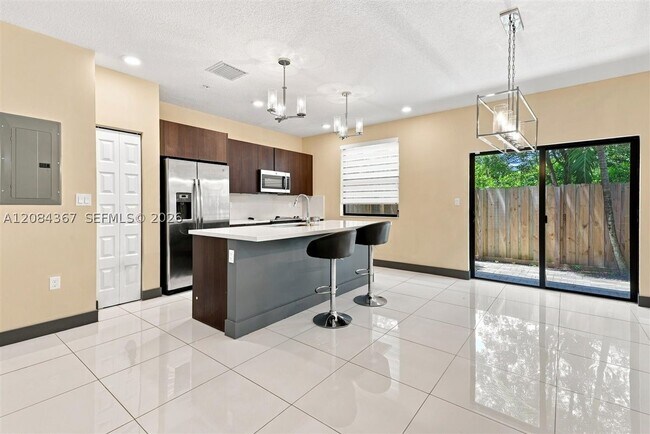 Building Photo - 10455 NW 82nd St Unit 10