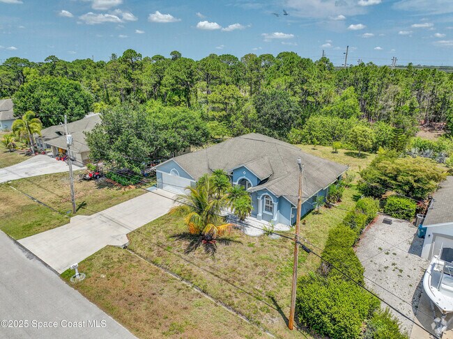 Building Photo - 6107 NW Gause Ave Rental