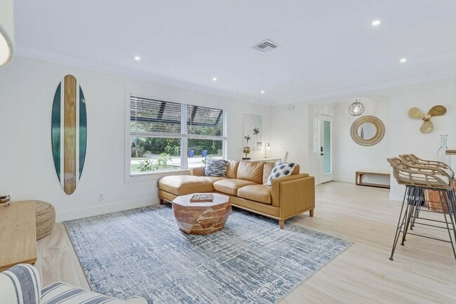 Photo - 9 W Riverside Dr