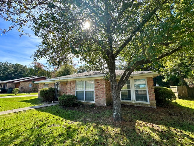 Photo - 110 Windsor Dr