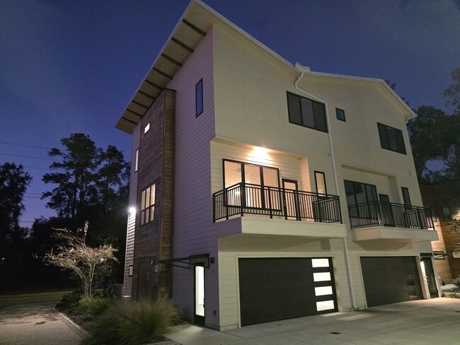 Building Photo - FOR RENT 3 bed, 3.5 bath, 3 level brand new condo