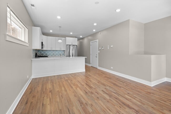 Building Photo - 643 E 50th St Unit 1