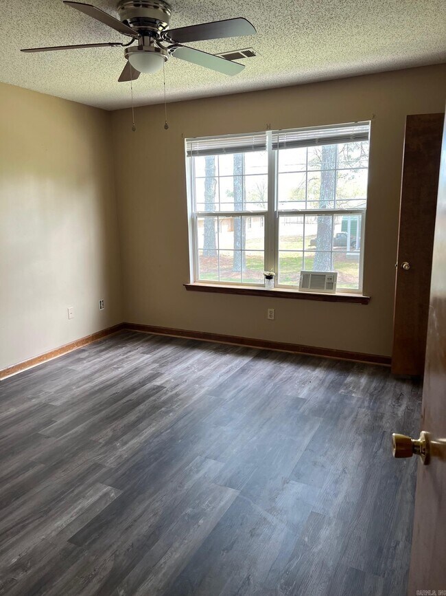 Photo - 1007 Skillern