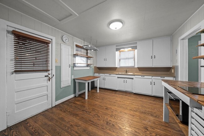 Photo - 700 W 5th St