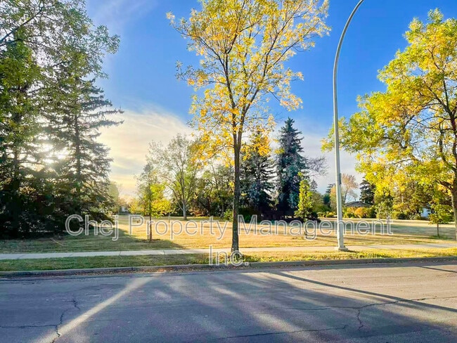 Photo - 10731-10163 163 St NW