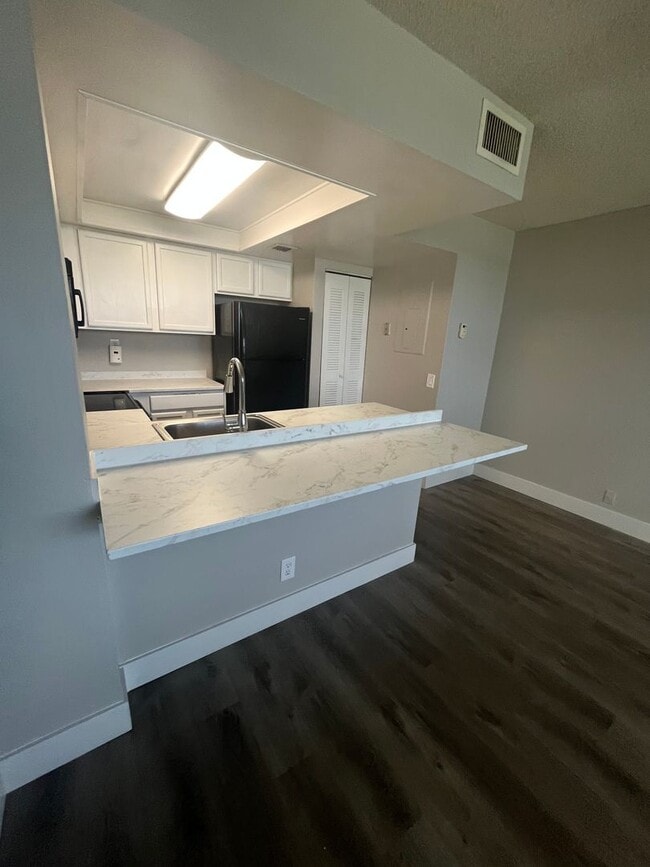 Photo - ONE BEDROOM ONE BATHROOM!! With LAKEVIEW! Unit 211