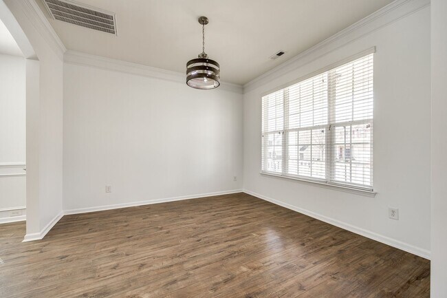 Photo - Spacious 5 bedroom 2.5 bath in Falcon Ridg... Casa