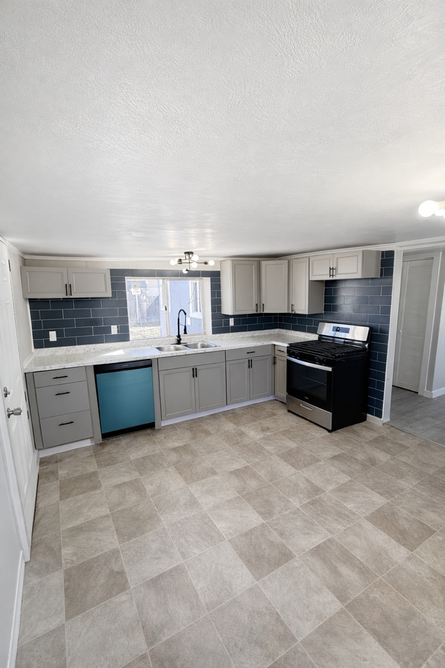 Photo - 2045 W 12th St