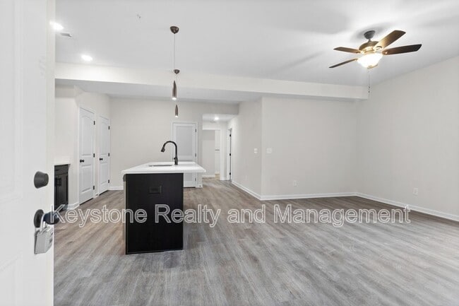 Photo - 212-B-212 E Johnson Cir