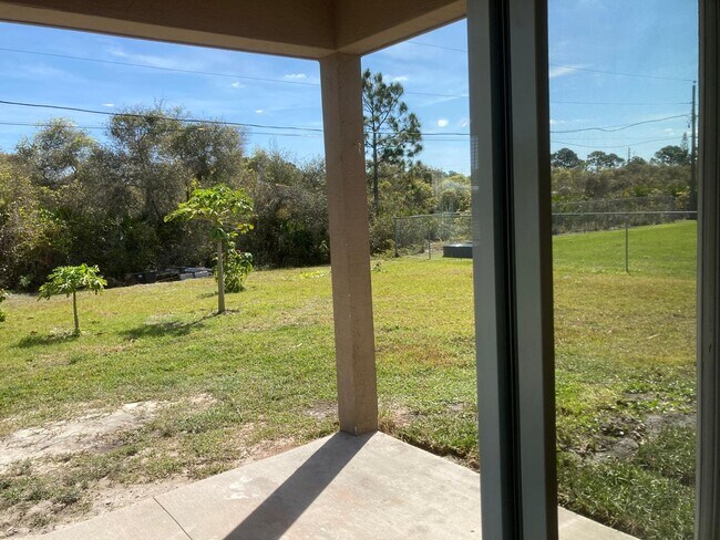 Photo - 863 Carlyle Ave