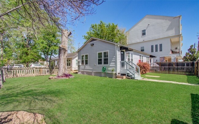 Building Photo - 1519 W 12th St Unit 1519