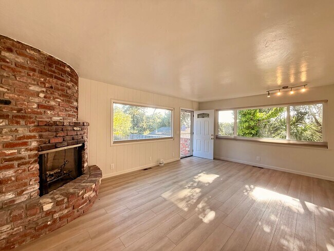 Photo - 922 Maple St