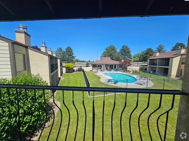 Building Photo - Upper Level Condo overlooking Pool and Clu...