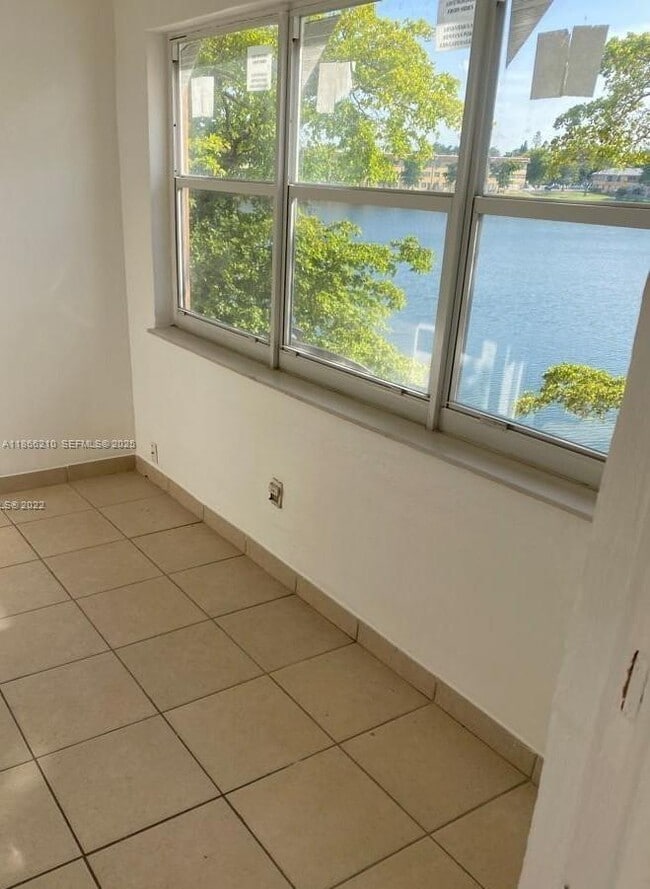 Building Photo - 18900 NE 3rd Ct Unit 535