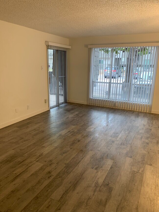 Living room w/new floors - 4851 Cedar Springs Rd Condo Unit 184