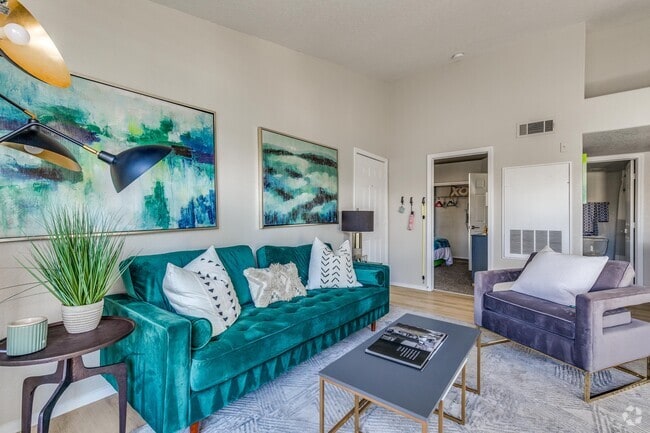 2 BR, 2 BA - 943 SF