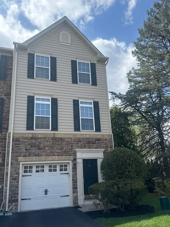 Building Photo - Modern 3 Bedroom Townhome with easy access to 78