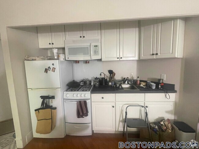 Building Photo - 52 Burbank St Rental