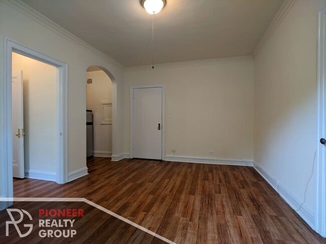 Building Photo - 2536 N Sawyer Ave Unit 308