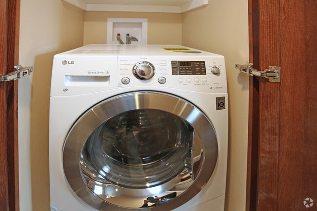 3 BR, 1 BA - 864 SF