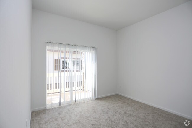 1 BR, 1 BA - 780 SF