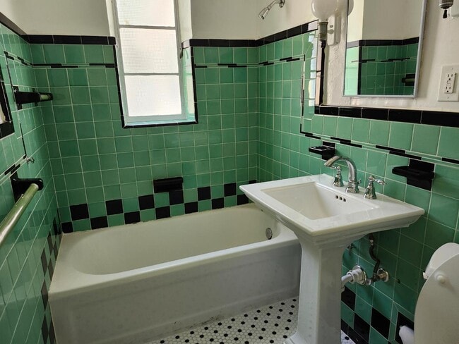 Photo - 319 SE 11th Ave