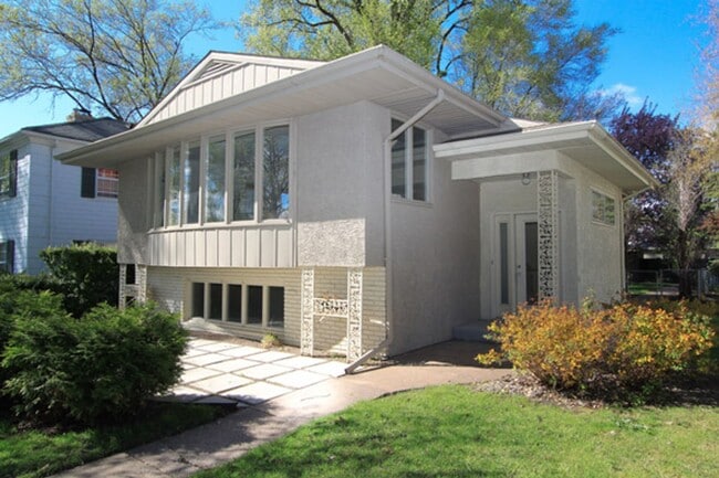 Building Photo - Luxury Living on Summit Ave! – Spacious 3B... Rental