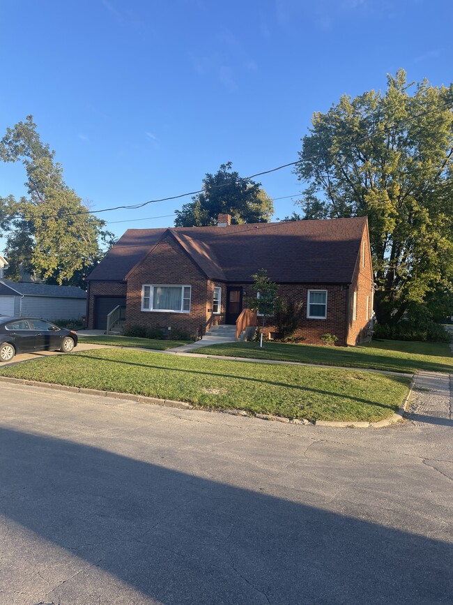 Building Photo - 711 7th Ave Unit 711 Ground Level