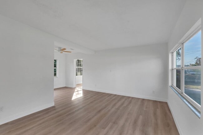 Photo - 833 Pinedale Ave