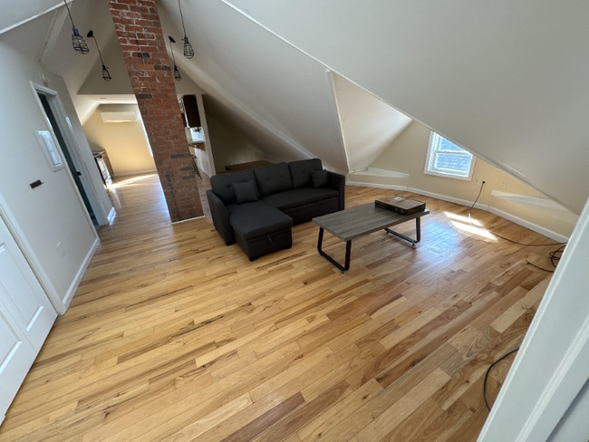 912-914 Bank St Unit 3