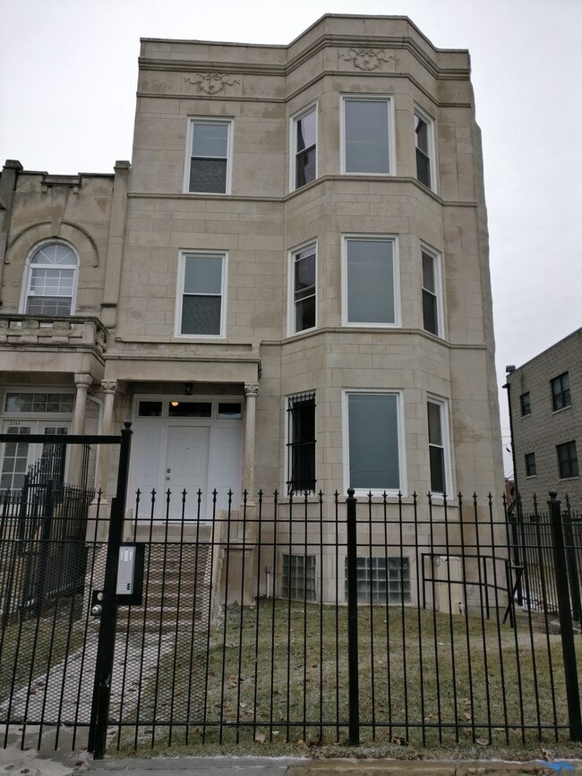 Building Photo - 6342 S Ingleside Ave Unit 1