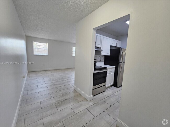 Building Photo - 400 NE 1st St Unit 203 Rental