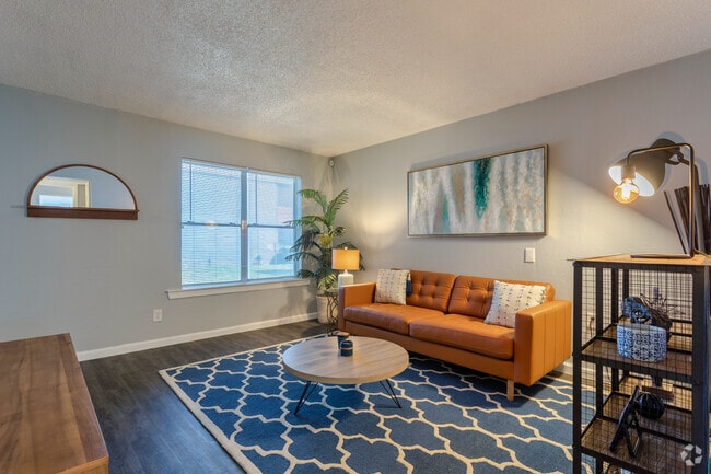 2BR,1BA - 767SF B2 - Living Area