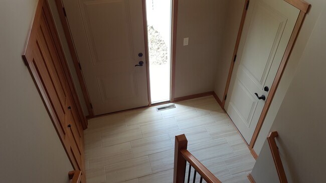 Split level entry - 3984 Stone Point Dr NE