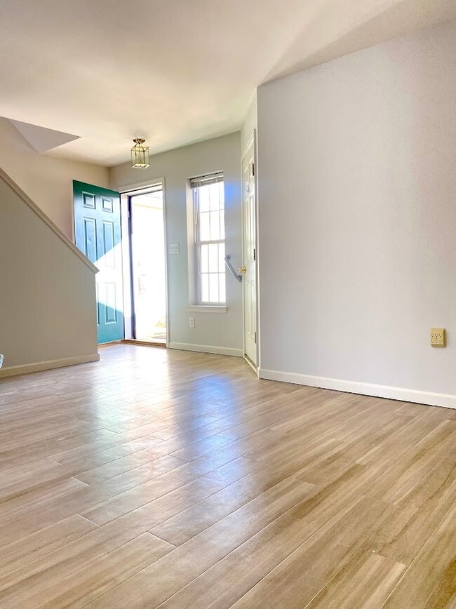 Sala de estar y entrada - 24 Sandstone Ct