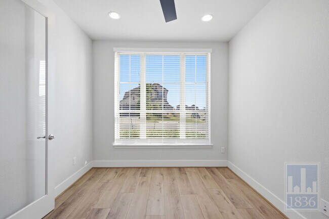 Photo - 216 Monrovia Wy