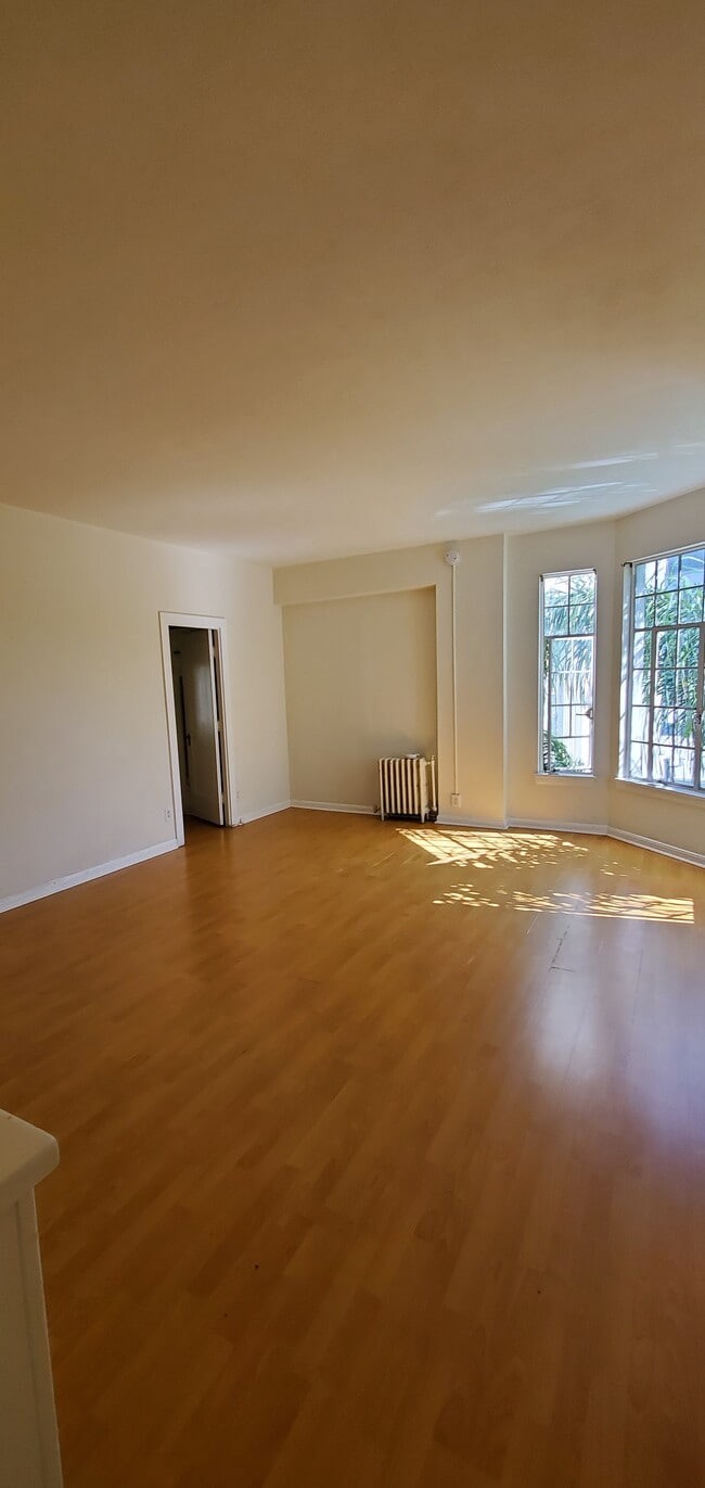 Photo - Wilshire Mediterranean Apartments