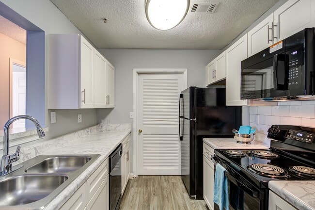 Building Photo - Forest Glen Rental