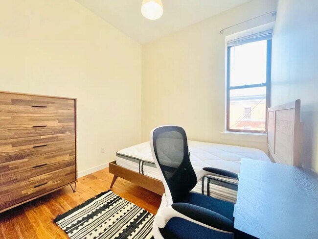 Photo - Furnished room/NOT APARTMENT Unit 8