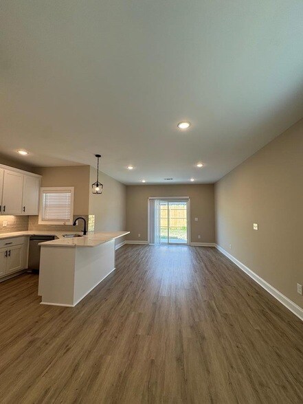 Photo - 305 Georgia St