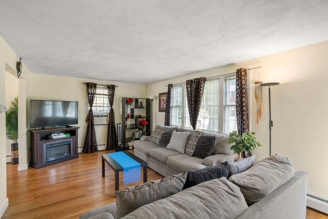 42 Rockland Ave