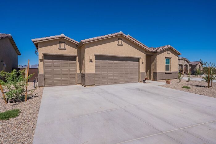 Bright & Spacious 4-Bed Home with 3-Car Ga... - Bright & Spacious 4-Bed Home with 3-Car Ga...