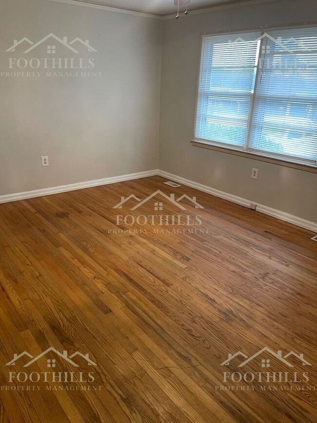 Photo - 3012 Cambridge Rd