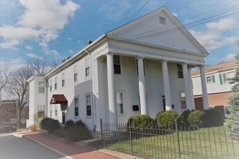 Building Photo - 122 Elm St Unit C