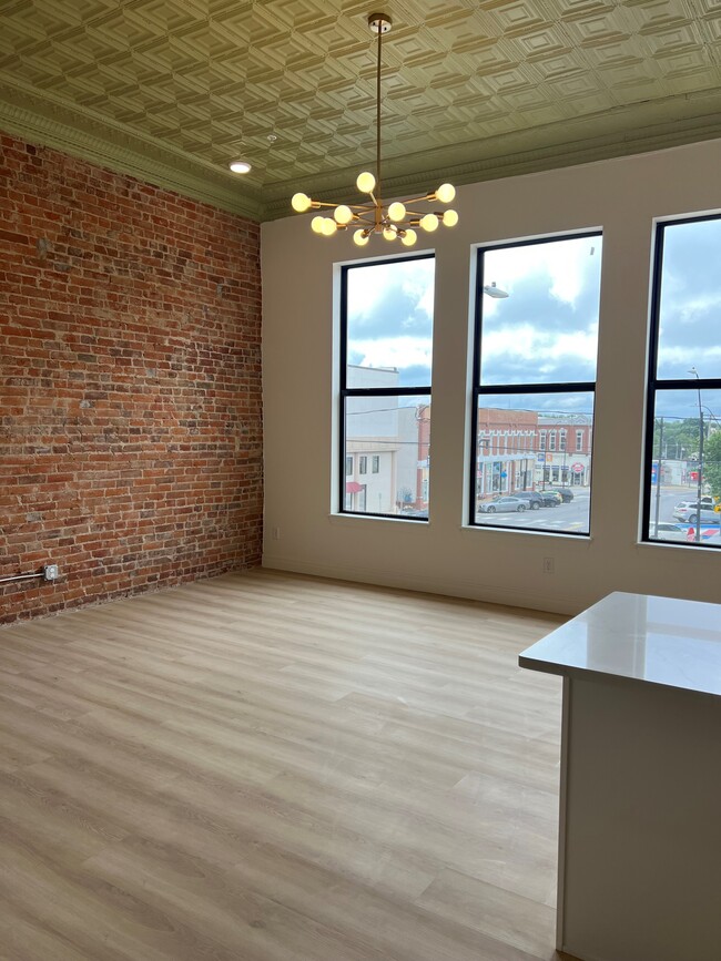 Building Photo - 113 E Broadway St Rental