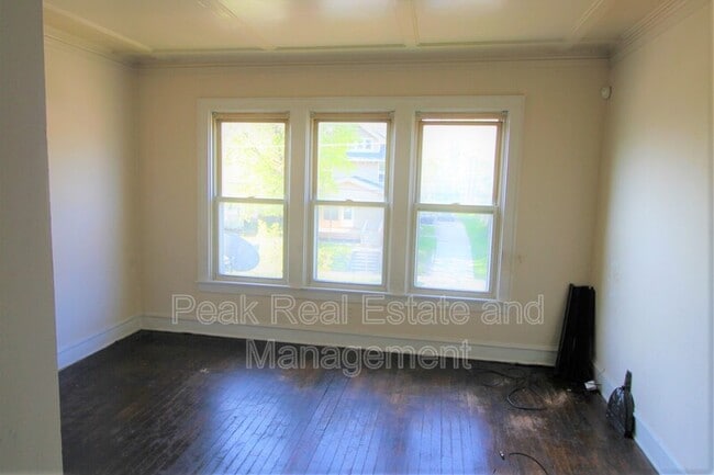 Photo - 855 Alexander St SE