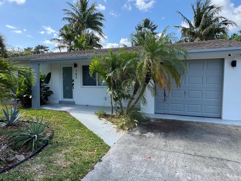 Photo - 702 NE 10th Ave
