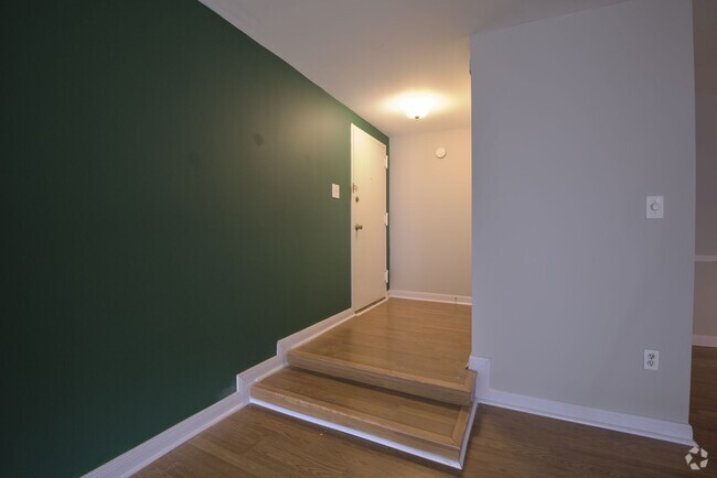 Building Photo - Spacious 3 BR/2 BA Top Floor Condo in Gait...